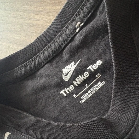 Nike RARE All-Over SWOOSH Print Black Tee - Picture 5 of 9